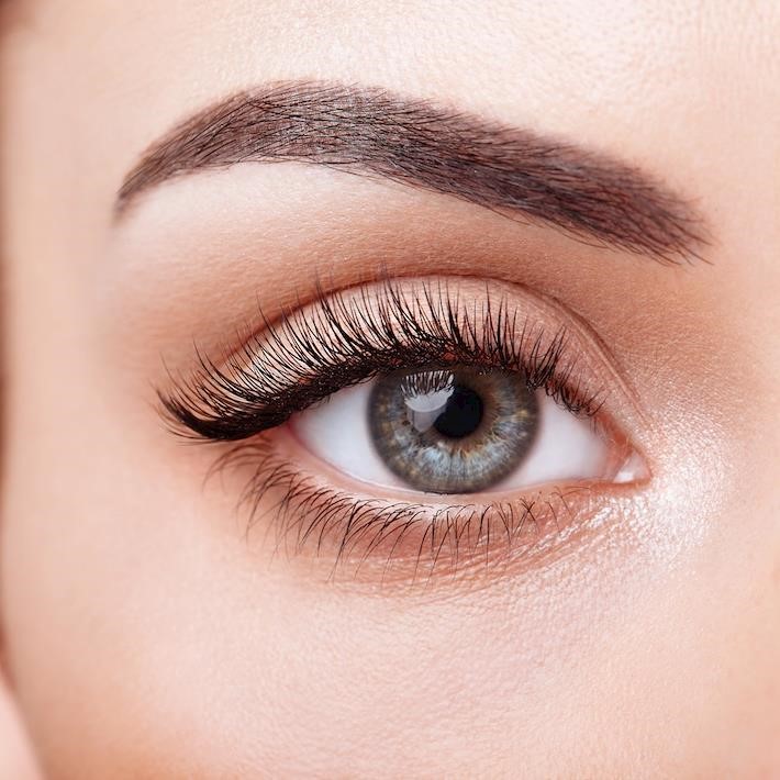 What are flat lashes and how do I use them in extension treatments? 