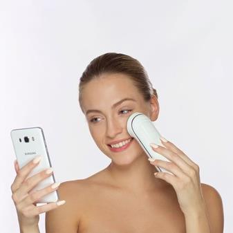 Internet-enabled skincare device links users to professionals