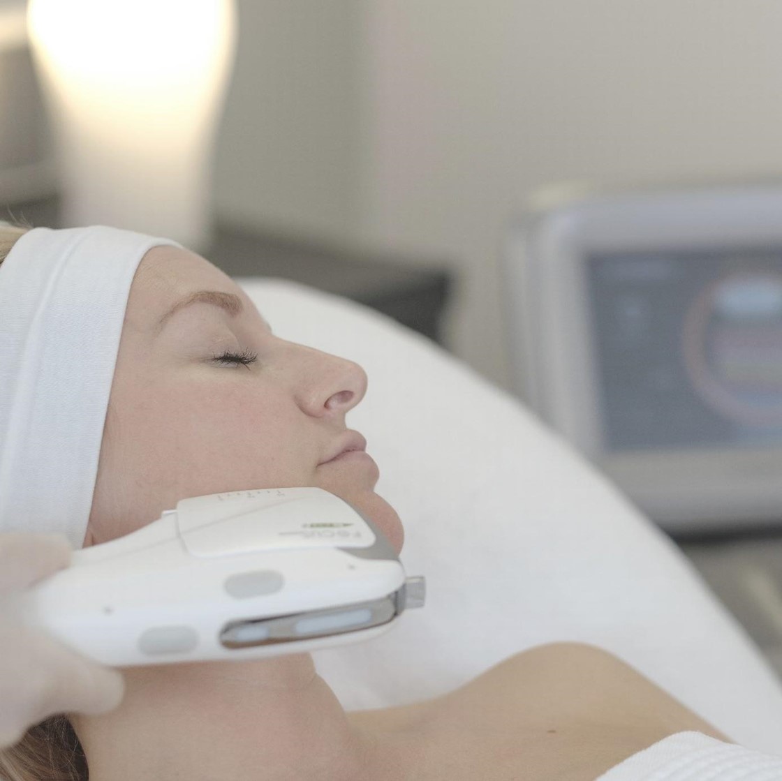 How to sculpt a defined jawline with RF microneedling and HIFU