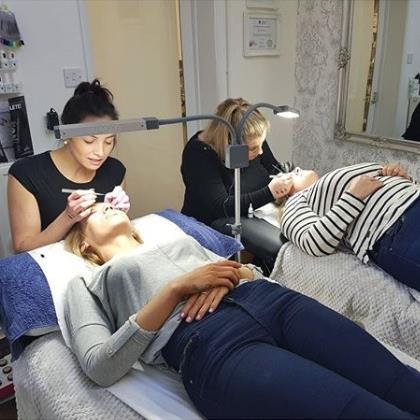 A beginners guide to becoming a lash artist and the training required 