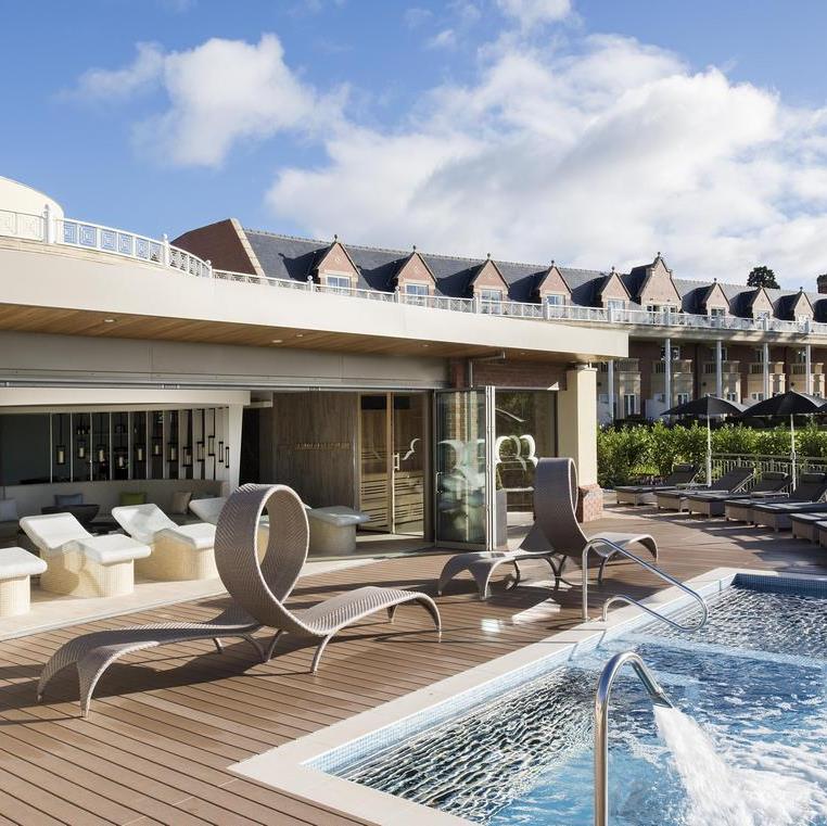 Top tips for creating an outdoor area for your spa 