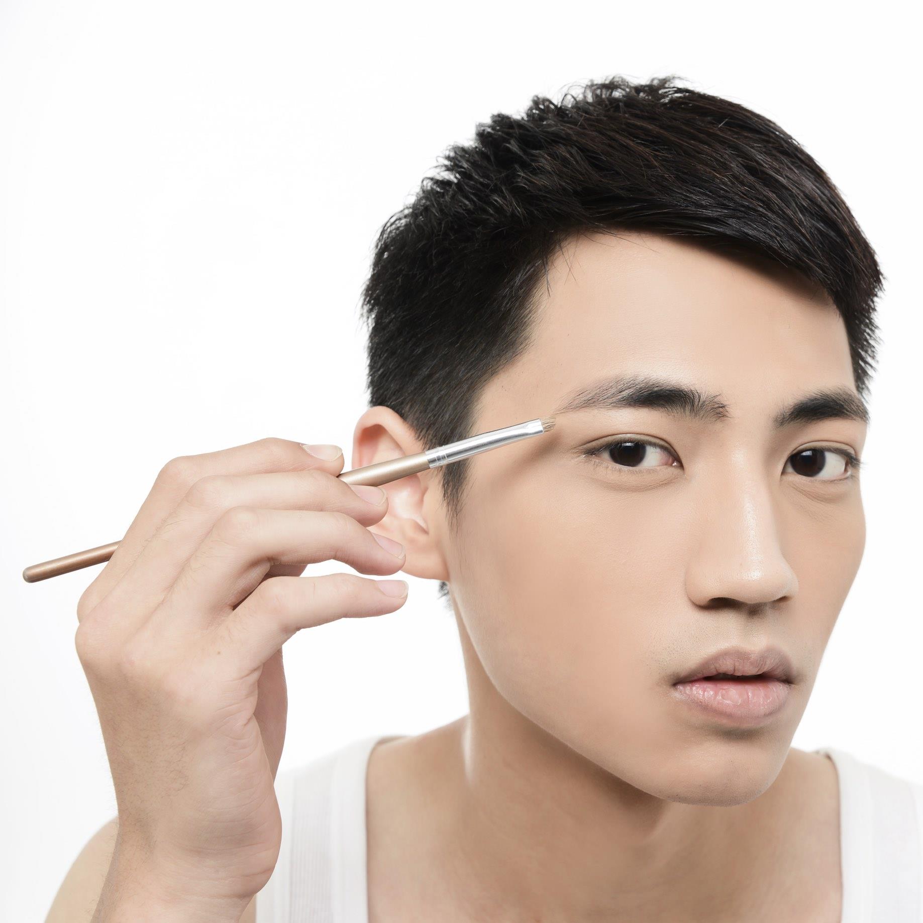 One in three British men will be wearing make-up next year